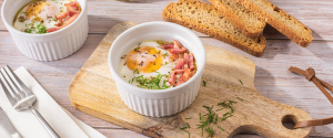 Ous en "cocotte" amb bacon fumat